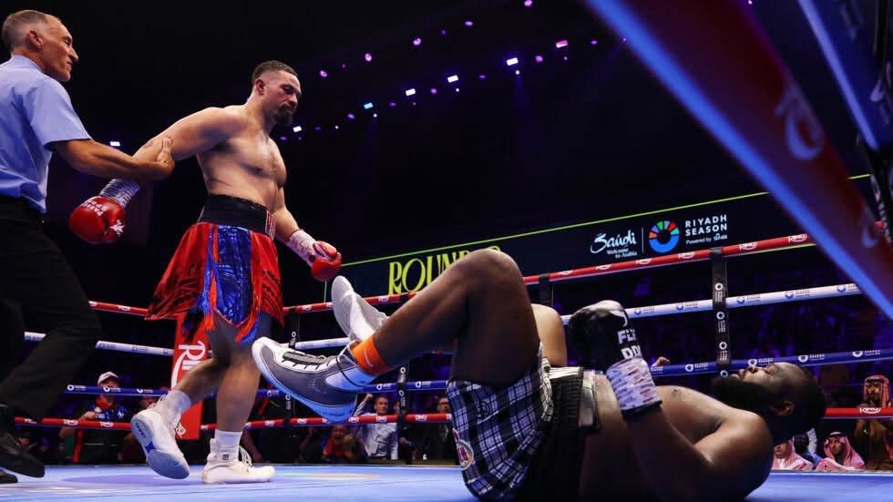 Boxe : Martin Bakole s’incline par KO face à Joseph Parker dans un combat éclair