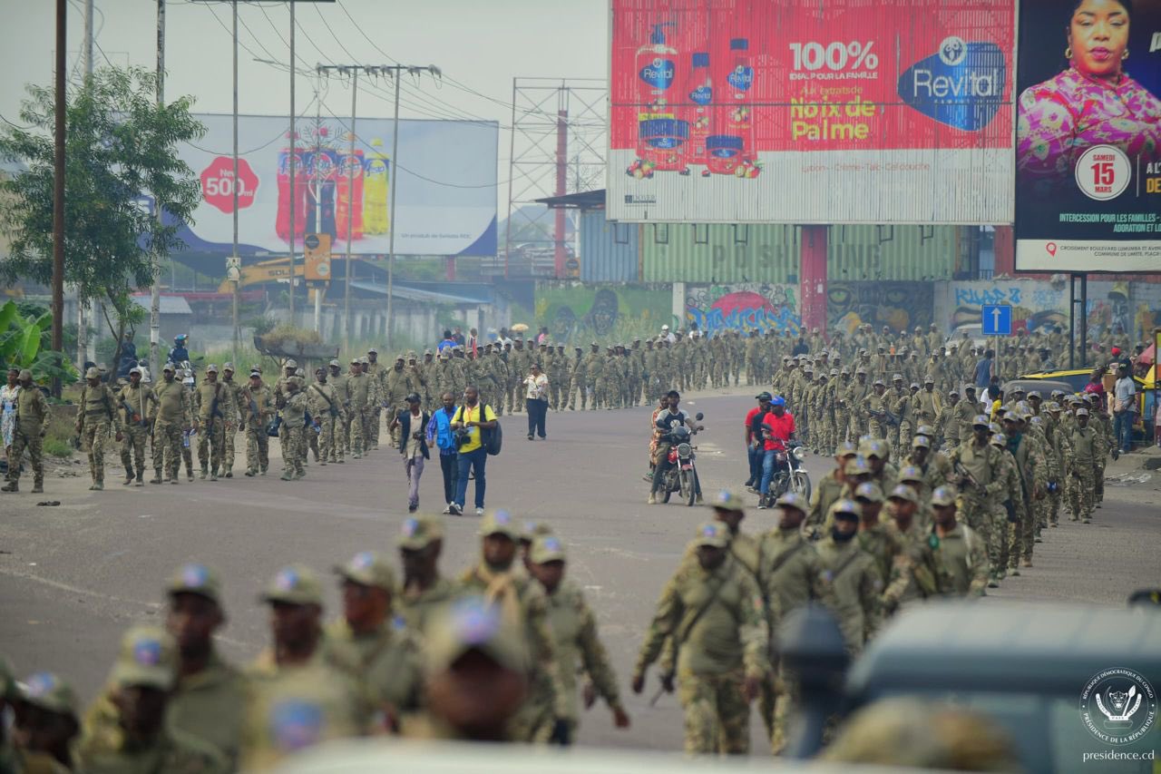 Kinshasa : la Garde Républicaine déploie 8000 soldats pour une marche d’endurance à travers la ville